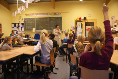 wieke-van-oordt-tijdens-een-schoolbezoek-in-heiloo